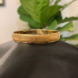Monet classic 1970’s brushed gold tone textured bangle with star etched design
